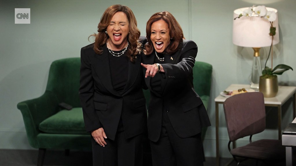 Kamala Harris habla con la Kamala Harris de Maya Rudolph en SNL