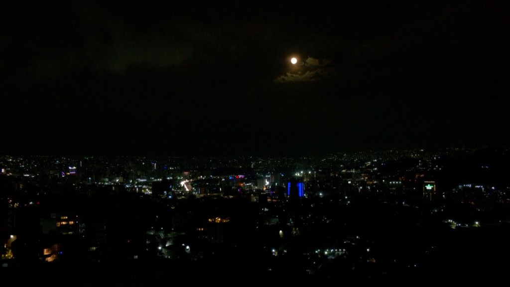 Caracas sale a las calles para ver la última superluna de 2024