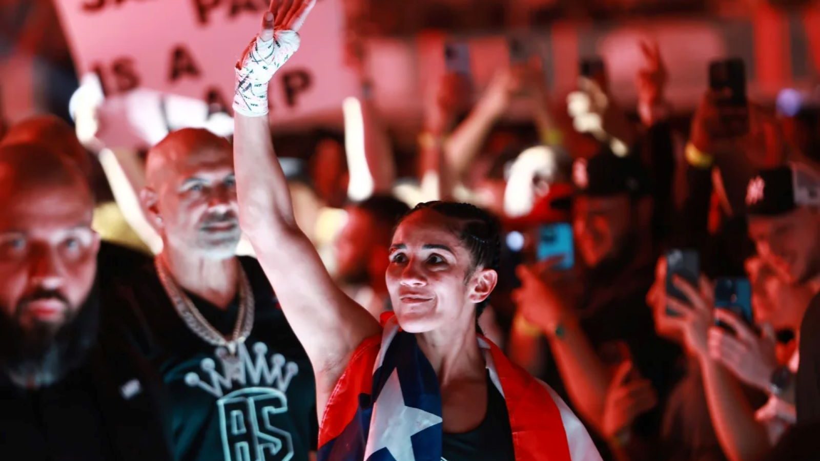 Katie Taylor abucheada tras su controvertida victoria sobre Amanda Serrano para retener el título indiscutido de campeona mundial de peso súper ligero imagen-6