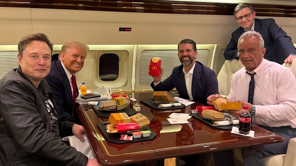 Trump y su equipo comparten comida rápida en un avión