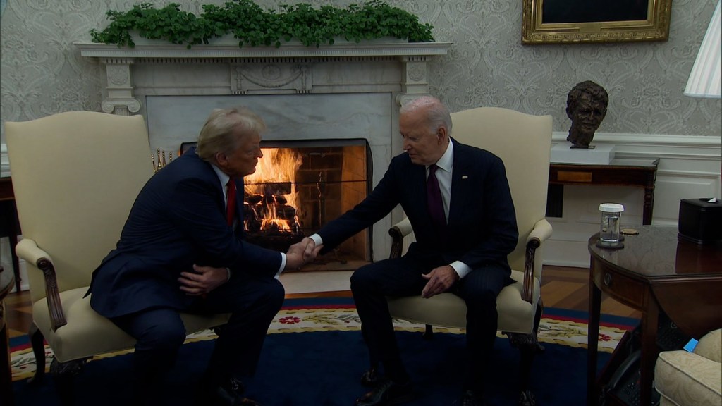 Donald Trump y Joe Biden abogan por una transición tranquila durante su encuentro