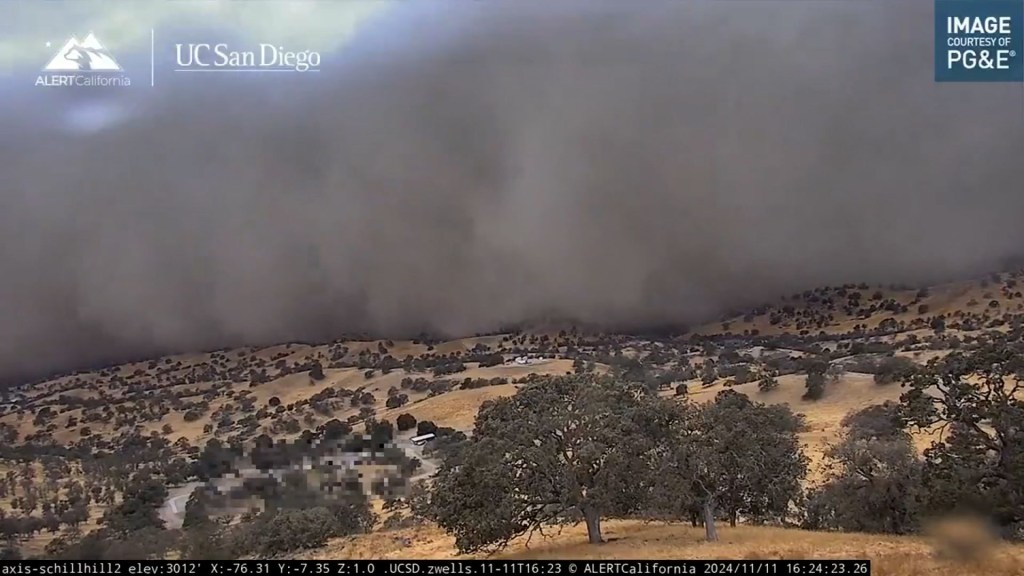 Mira cómo una enorme tormenta de polvo arrasa el centro de California