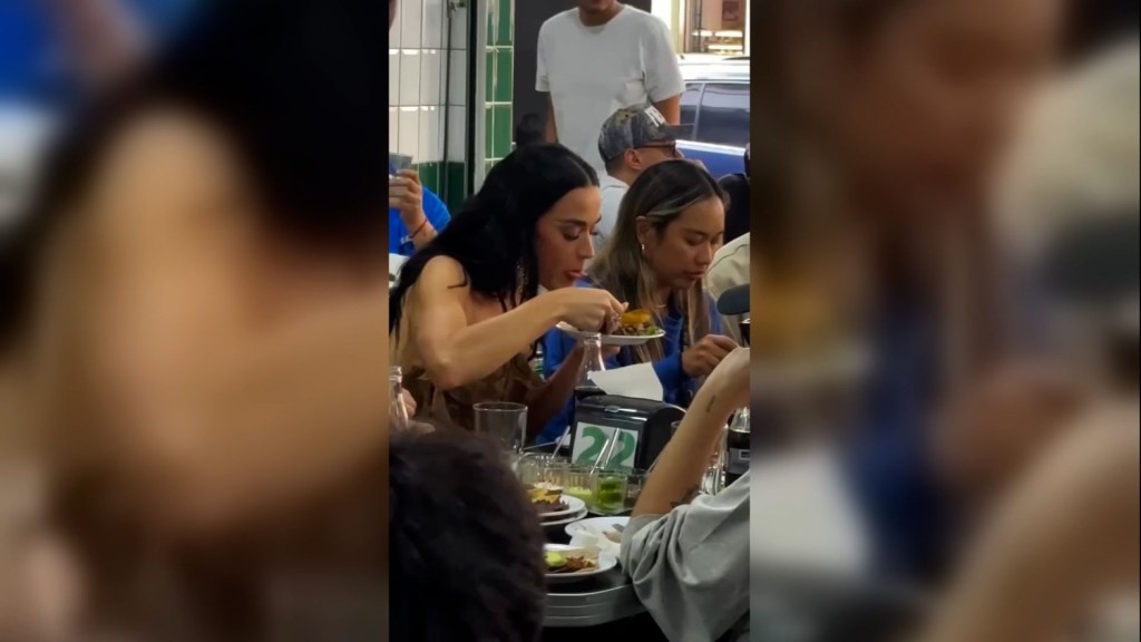 Mira a Katy Perry comiendo tacos en su visita a México para promocionar sus conciertos