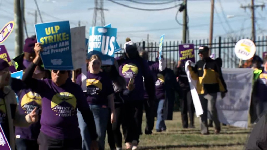 Huelga de trabajadores de servicio en el aeropuerto Charlotte Douglas podría afectar viajes por Día de Acción de Gracias