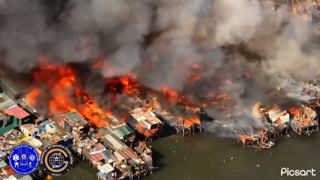 Gran incendio quema un barrio marginal de Filipinas y deja miles de personas sin hogar