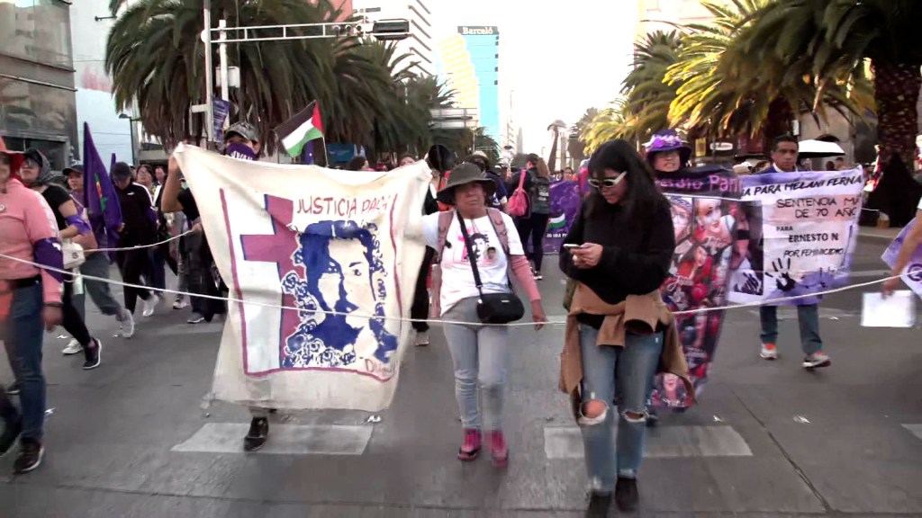 Mujeres marchan en la Ciudad de México en contra de la violencia