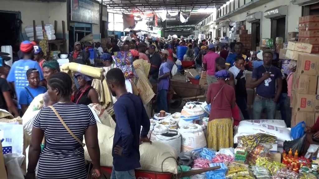 Por la crisis de hambre en Haití, ciudadanos buscan comida en la frontera con República Dominicana