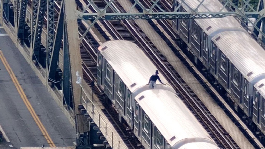 La moda viral de “surfear sobre el metro” ha provocado la muerte de seis jóvenes en Nueva York