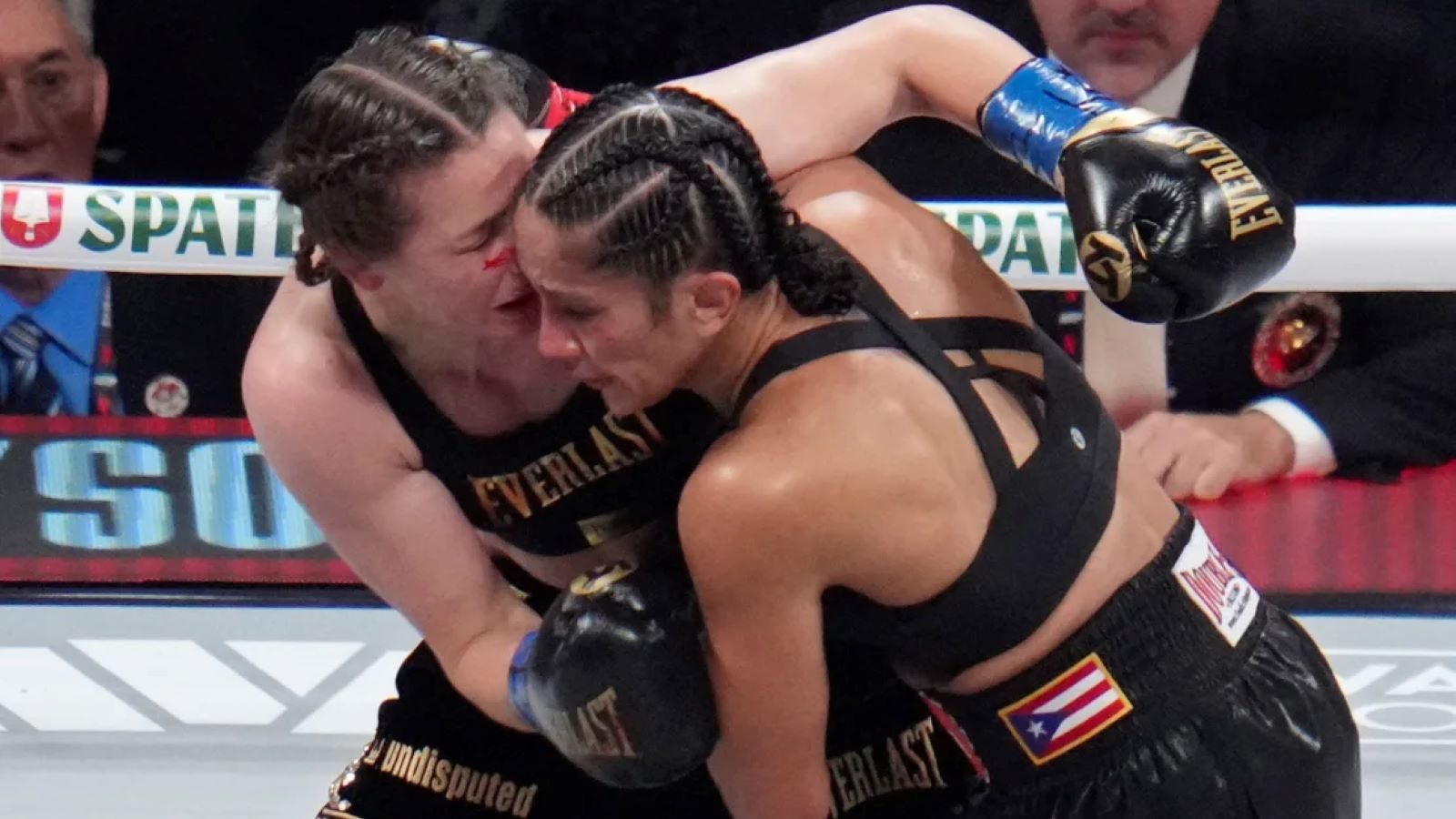 Katie Taylor abucheada tras su controvertida victoria sobre Amanda Serrano para retener el título indiscutido de campeona mundial de peso súper ligero imagen-4