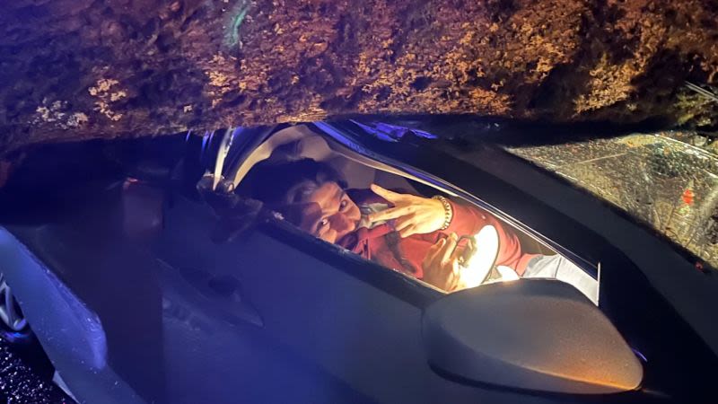 Un hombre cuenta cómo quedó atrapado en su coche tras caerle un árbol