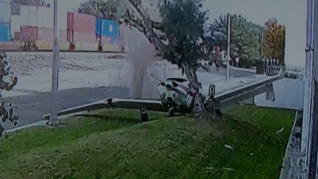 Un avión monomotor choca con un árbol en un aterrizaje forzoso