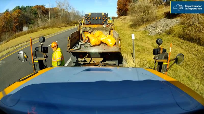 Un camión se estrella en una zona de obras de una carretera en Nueva York