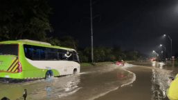 Automóviles y autobuses escolares cubiertos por agua: Fuertes lluvias en Bogotá colapsan varias vías