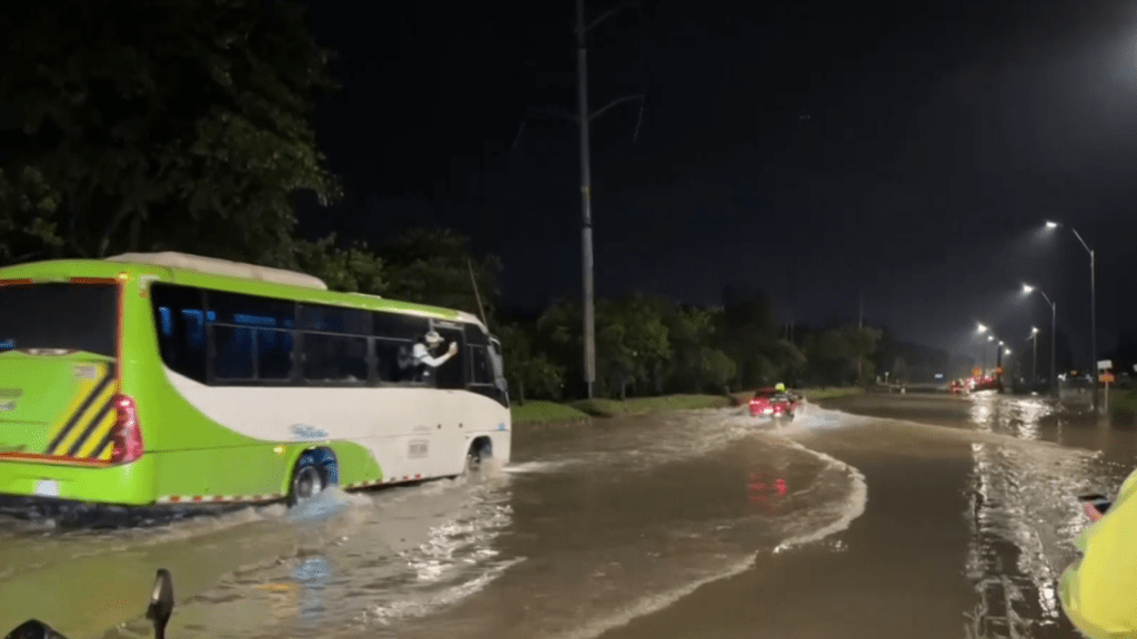 Automóviles y autobuses escolares cubiertos por agua: Fuertes lluvias en Bogotá colapsan varias vías