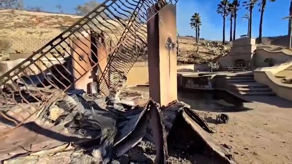 Así quedó una casa después del paso de un enorme incendio en California