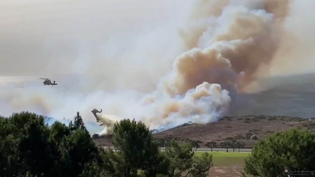 Mira como helicópteros combaten un incendio forestal que ha provocado más de 14.000 órdenes de evacuación en California