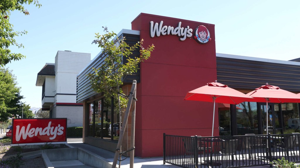 ¿Por qué Wendy 's cerrará 140 restaurantes en los próximos meses?