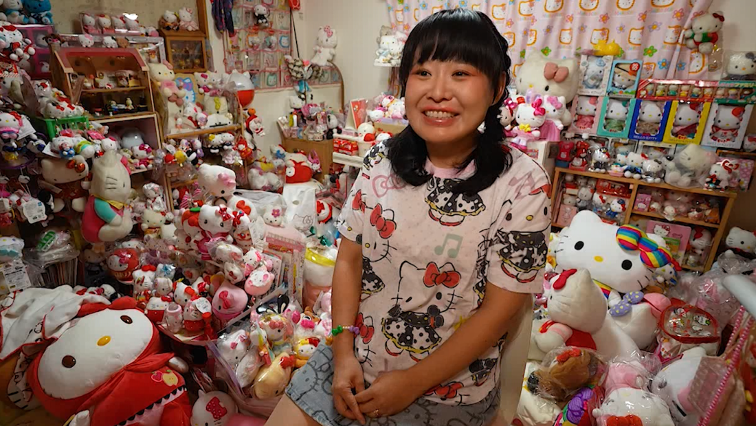 Conoce a la superfán de Hello Kitty que tiene más de 10 mil artículos del personaje