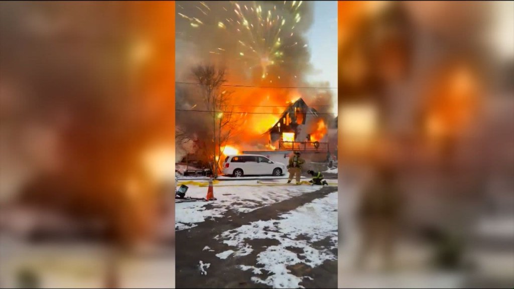 Una explosión de fuegos artificiales destruyó dos casas en Massachusetts