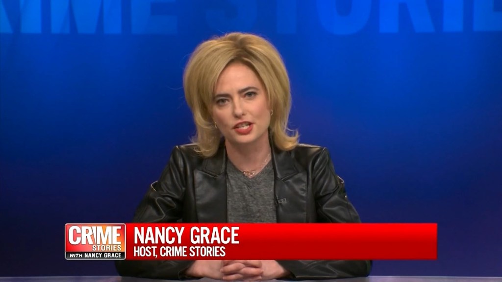 Sarah Sherman imita a Nancy Grace en la apertura de “SNL” y se burla del fenómeno de Luigi Mangione