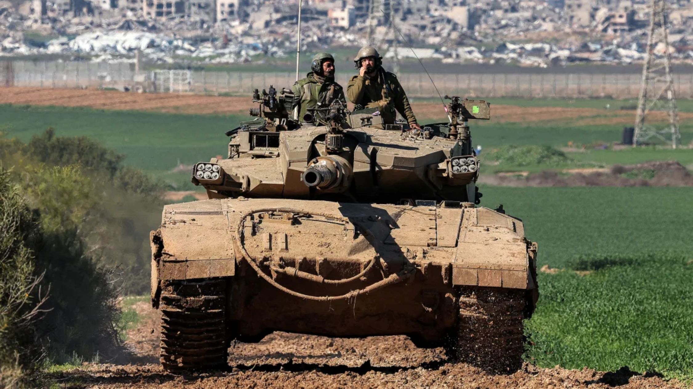 Un tanque israelí avanza por la frontera entre el sur de Israel y Gaza. (Foto: Jack Guez/AFP/Getty Images)