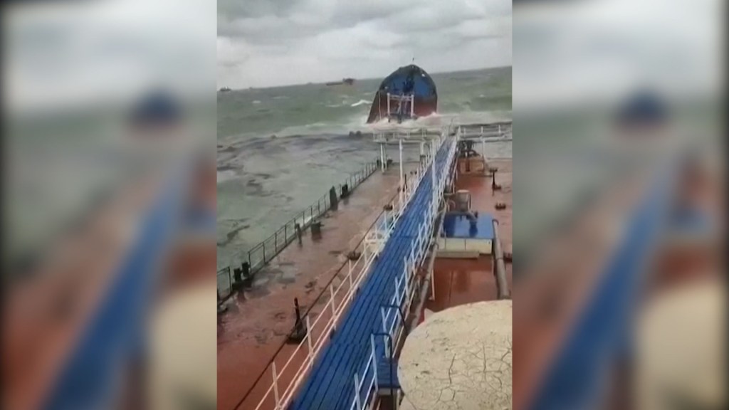 Un video muestra un carguero ruso partido en dos que se hunde cerca de Crimea