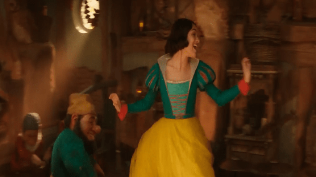 Así se ve el tráiler del nuevo live action de “Blanca Nieves” con Rachel Zegler y los siete enanitos