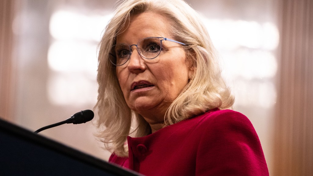 Republicanos ponen en la mira a Liz Cheney por reporte sobre el 6 de enero