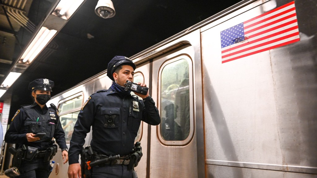 Mujer muere en el metro de Nueva York luego de que le prendieran fuego