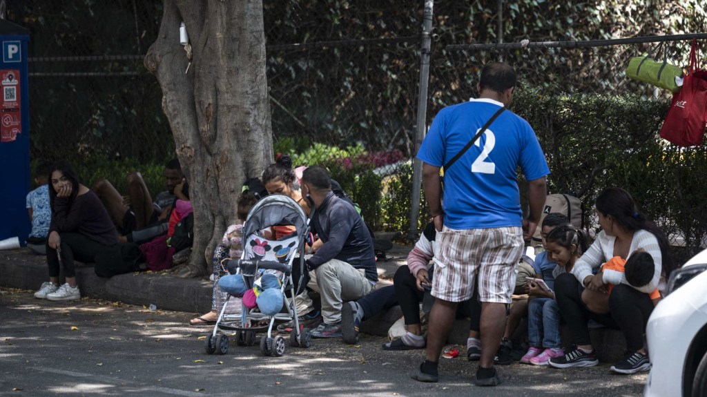 Así pasan la víspera de Navidad algunos migrantes que avanzan por México