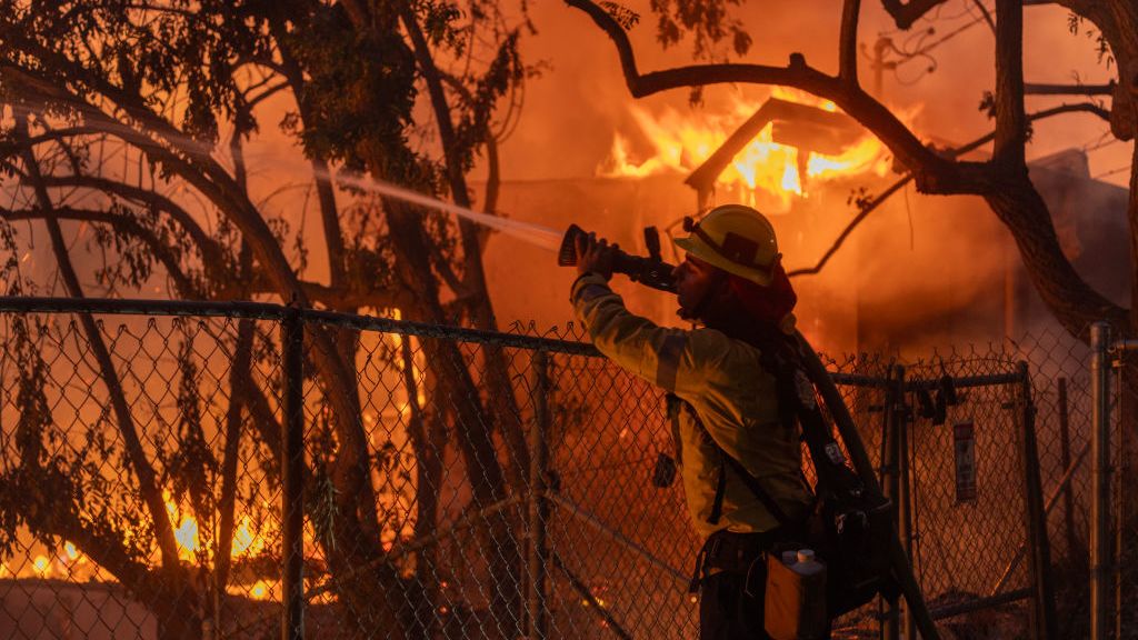 “Seguramente va a crecer mucho más”: incendio forestal Franklin sigue avanzando rápidamente en California