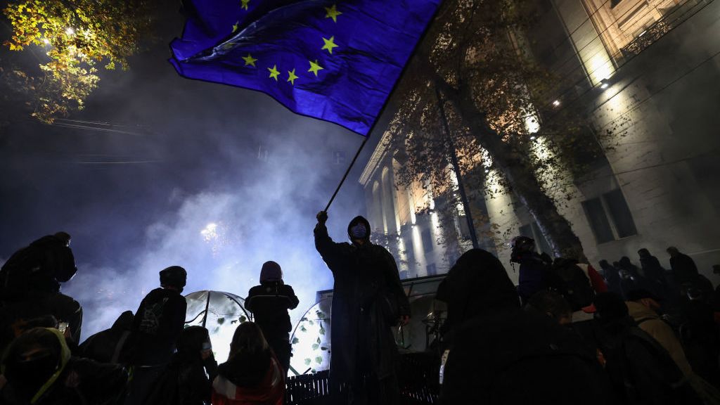 Manifestantes a favor de la Unión Europea chocan con la Policía en Georgia