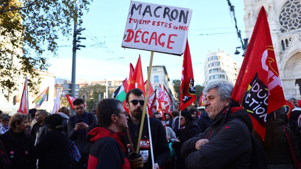 Crisis política en Francia: caída del primer ministro pone contra las cuerdas a Macron