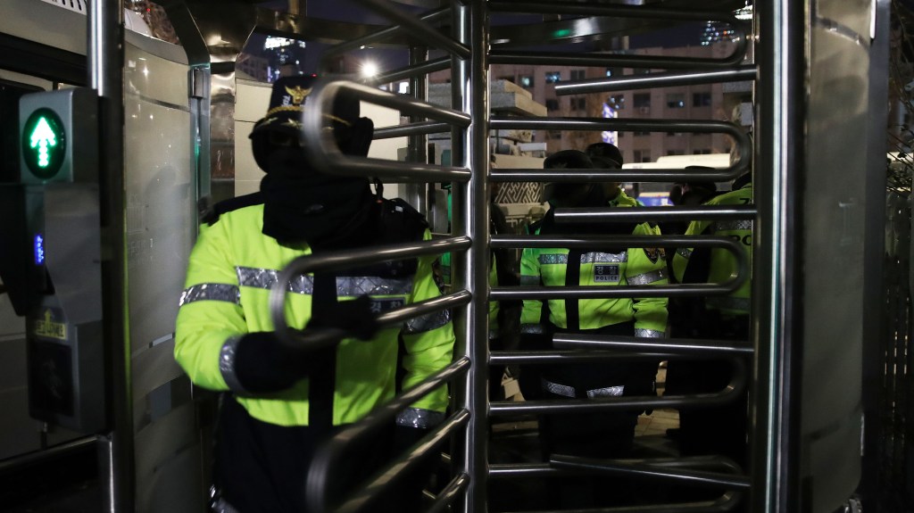 Soldados surcoreanos abandonan el Parlamento tras el rechazo de la ley marcial