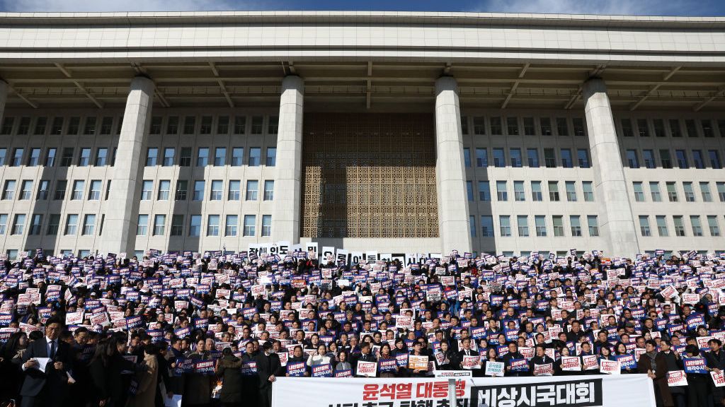 Reportan que legisladores duermen dentro del Parlamento en Corea del Sur para evitar una nueva ley marcial