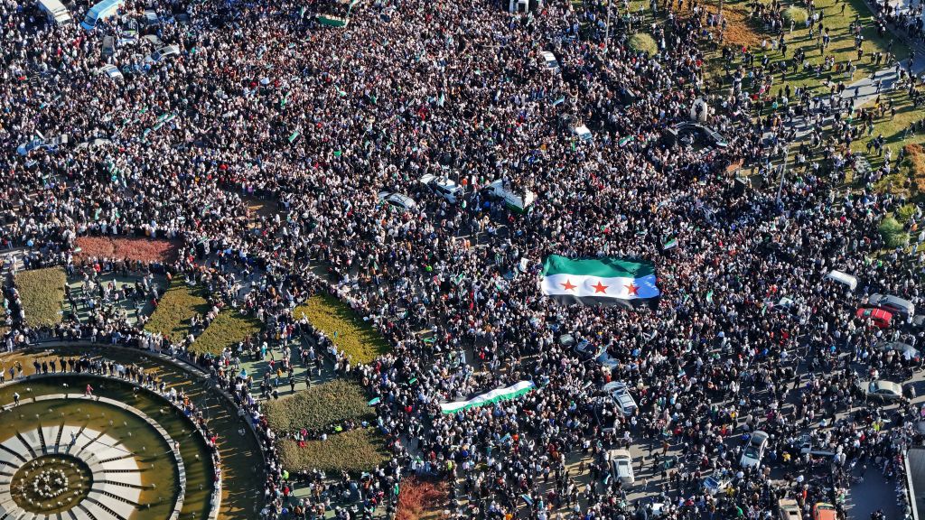 “Siria es libre”: así cantan en Damasco en la primera oración del viernes desde la caída del régimen de Assad