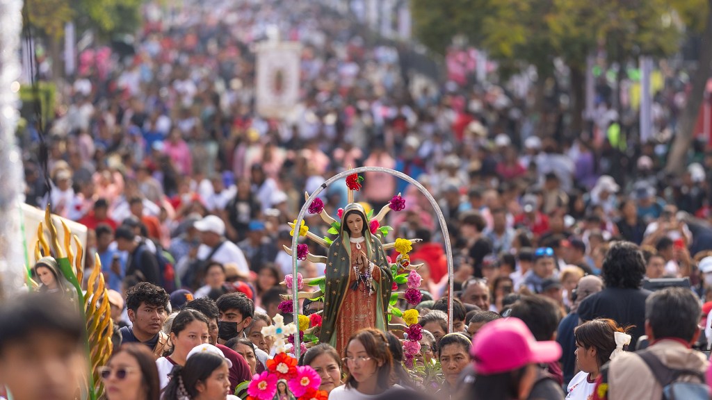 “Para mí es milagrosa”, dice peregrino que llegó a la Basílica para celebrar a la Virgen de Guadalupe