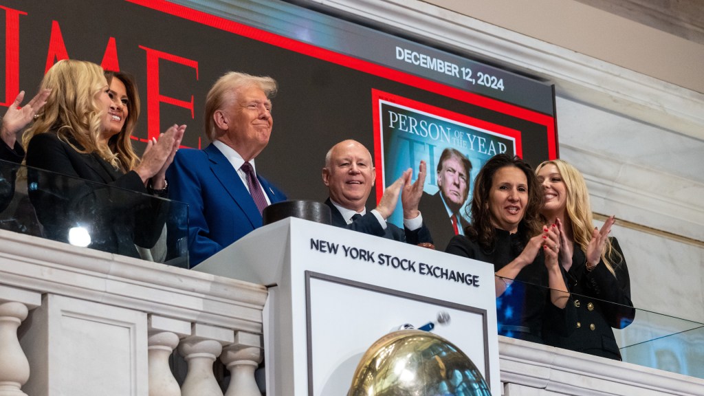 Trump toca la campana de apertura en la Bolsa de Nueva York tras ser nombrado “Persona del Año” por Time