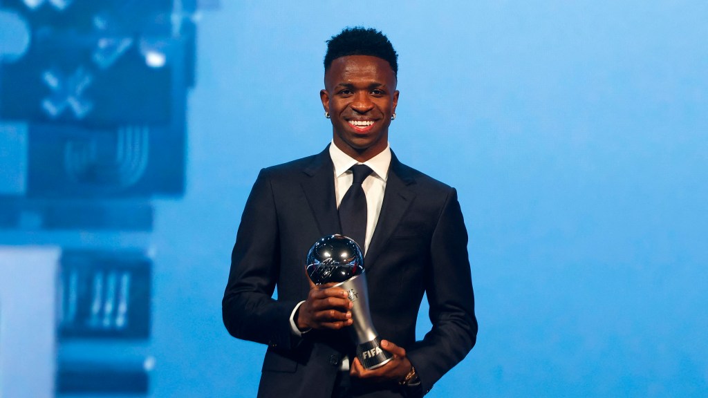 "Quiero quedarme aquí mucho tiempo, jugando en el Real Madrid", dice Vinícius Júnior al ganar el premio The Best