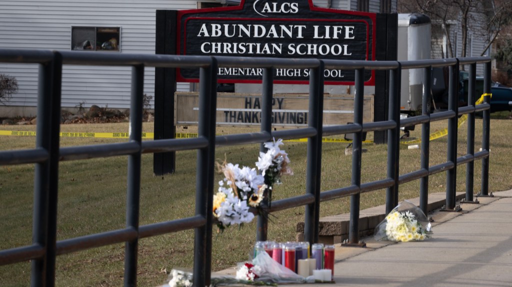 Memorial afuera de la escuela del tiroteo en Wisconsin que dejó dos muertos y seis heridos