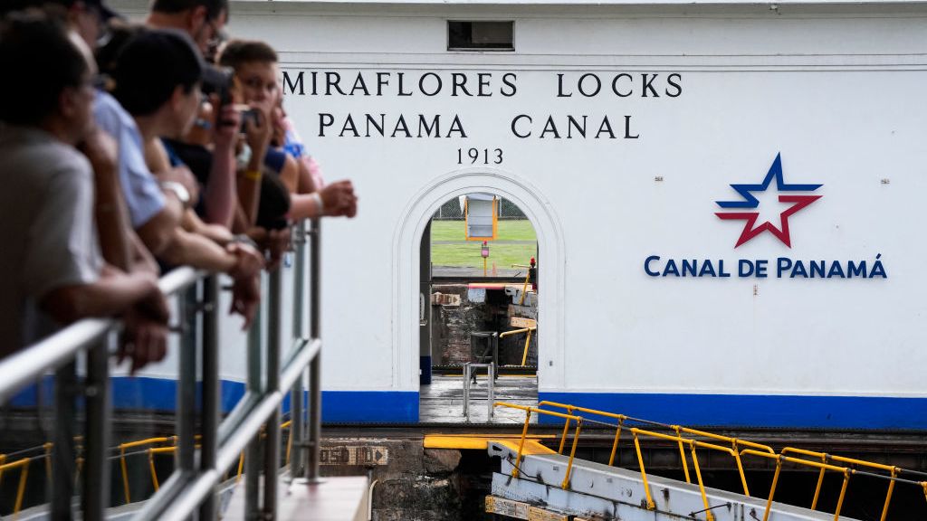 Panameños defienden la soberanía del canal de Panamá