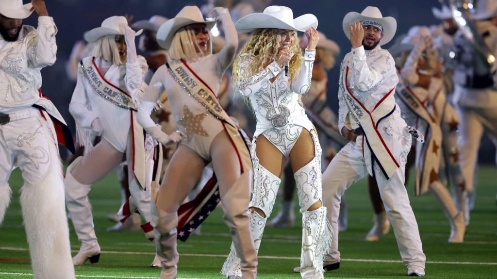 Beyoncé deslumbra con su espectáculo de medio tiempo de la NFL en Navidad