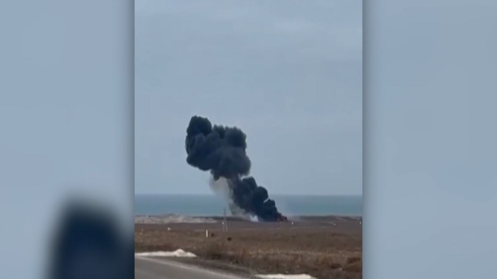 Video muestra momento en que avión se estrella en Kazajstán