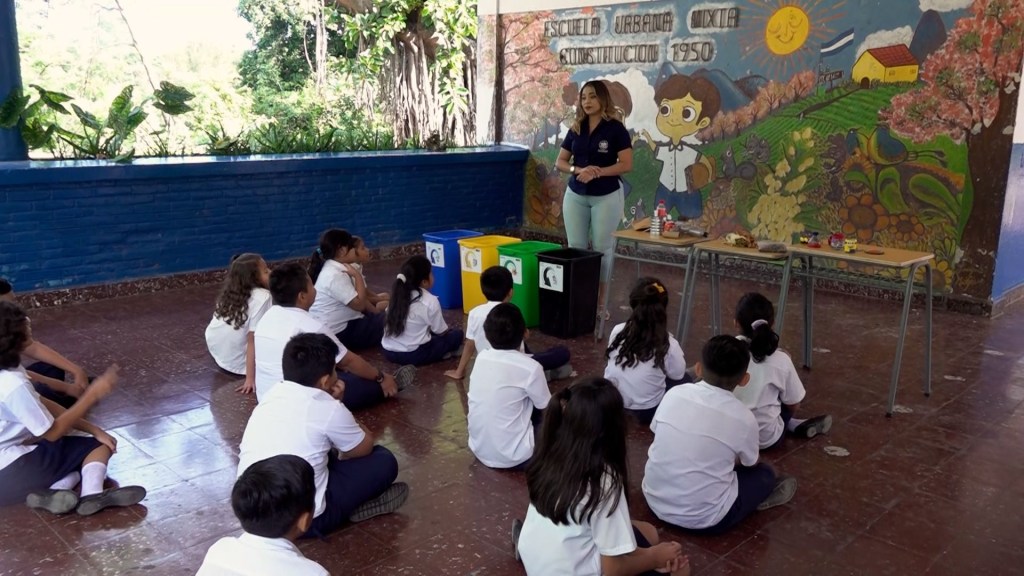 Así aprenden los niños de El Salvador a clasificar los desechos sólidos