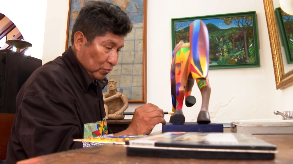 Artista boliviano busca crear consciencia sobre el medioambiente a través de sus obras