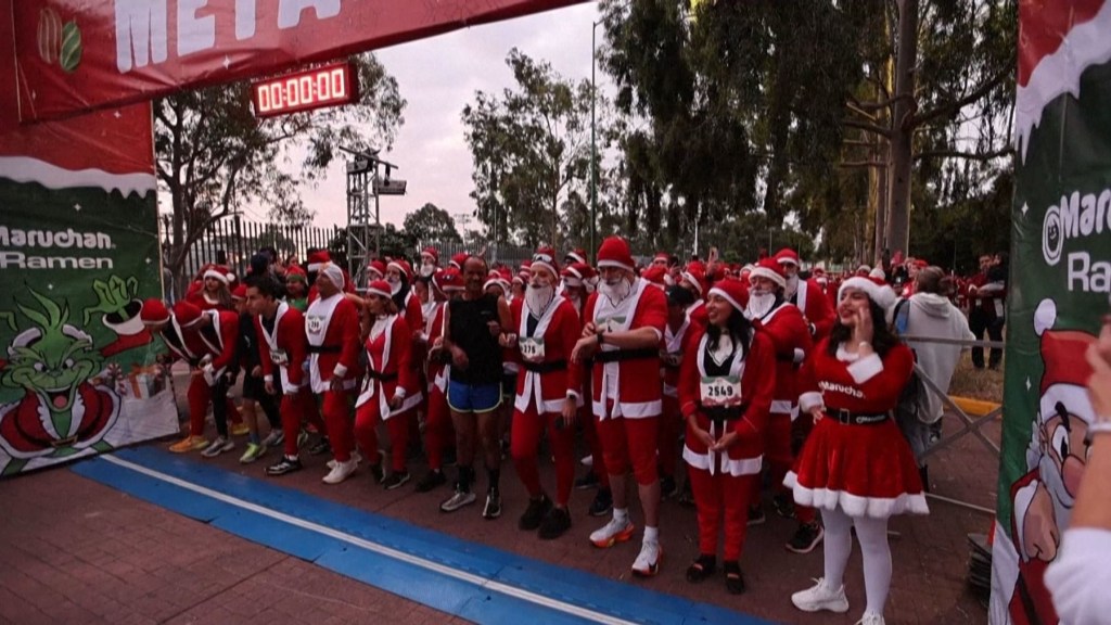 Más de 2.800 Santa Claus participan de carrera navideña en México