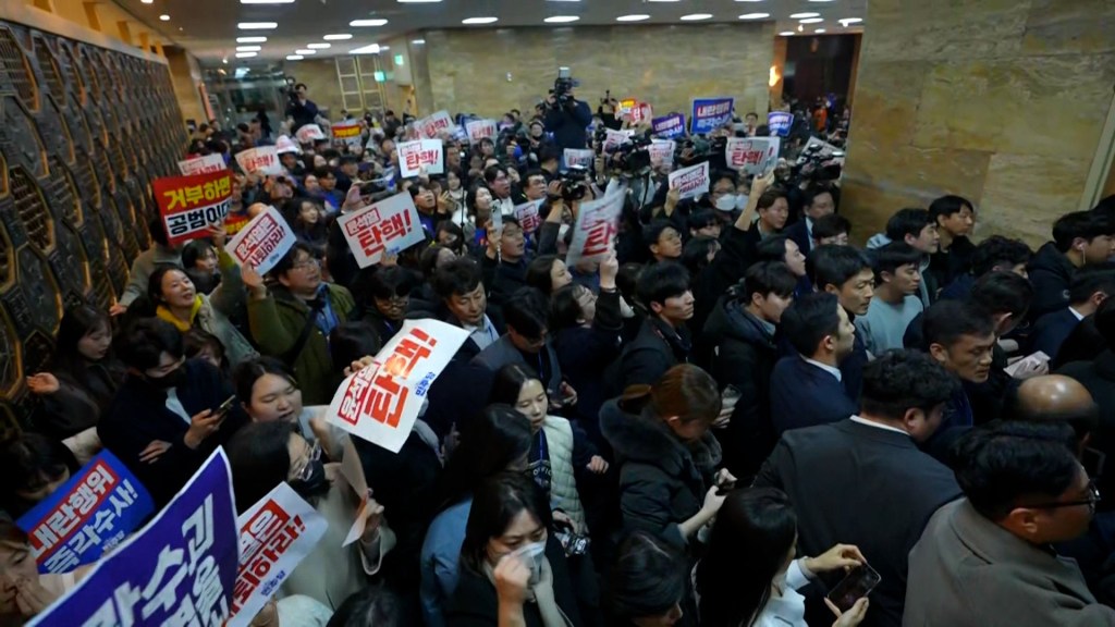 Protestas afuera de la Asamblea Nacional de Corea del Sur mientras el presidente sobrevive al juicio político