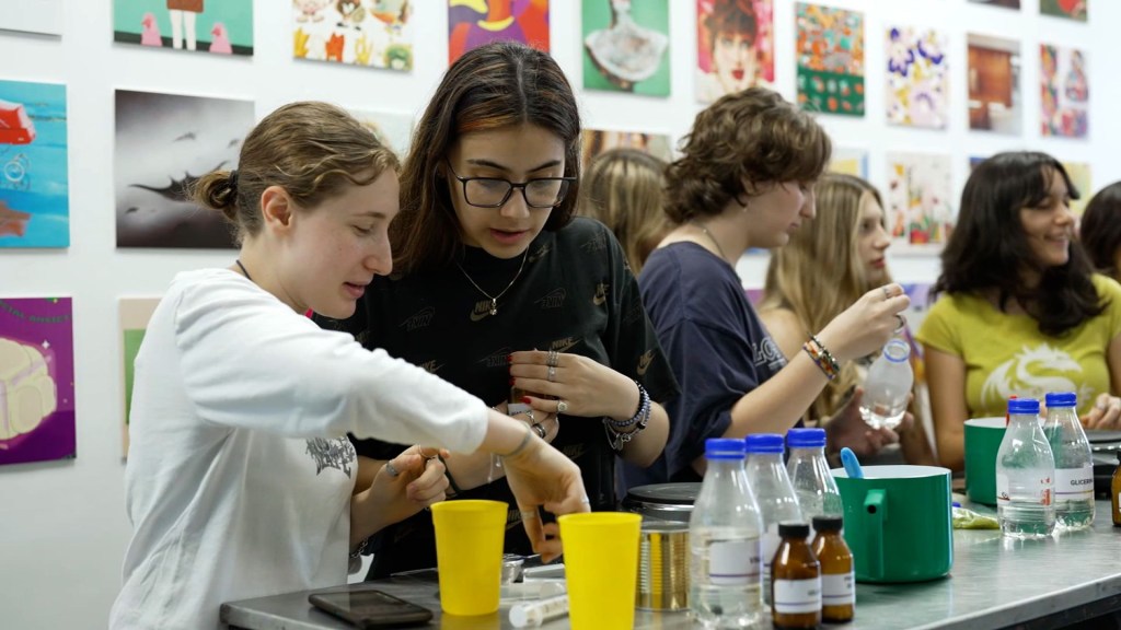 Conoce cómo alumnos en esta escuela eliminan el plástico y lo sustituyen con biomateriales