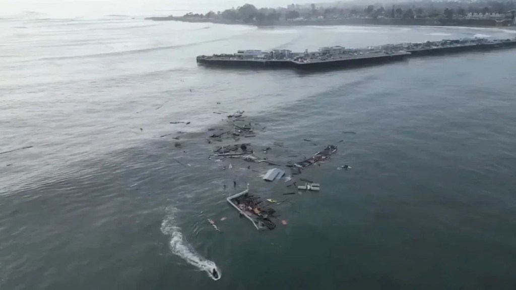 Colapsa un muelle en California debido al fuerte oleaje