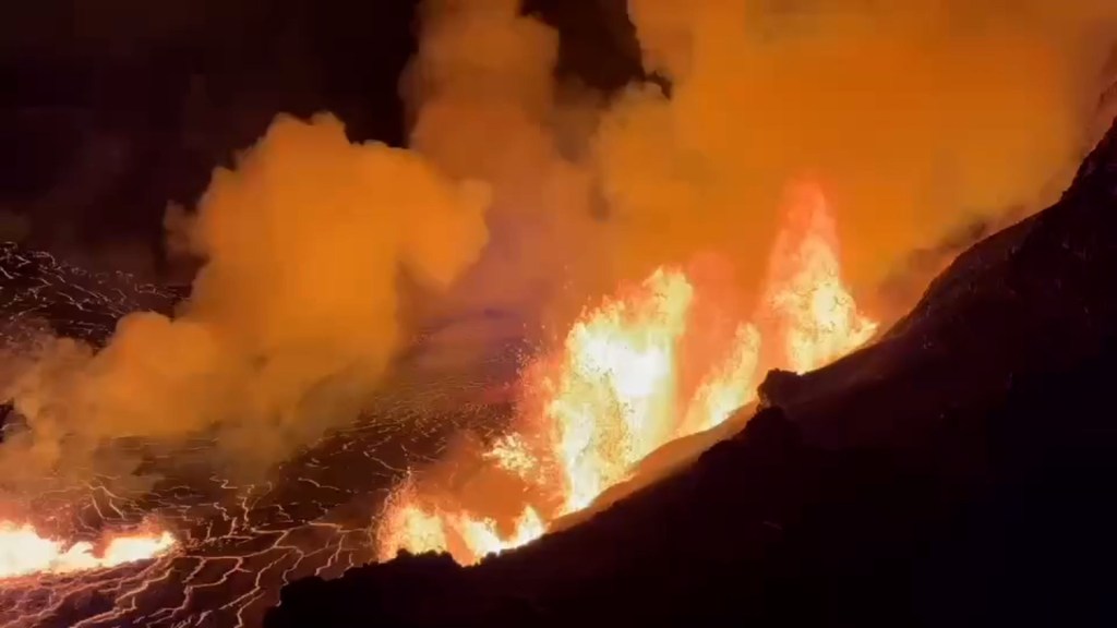 El volcán Kilauea brilla con lava anaranjada en nueva erupción